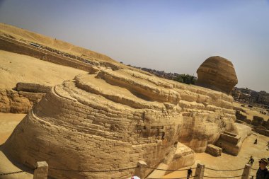 Kahire, Mısır - 05.03.2024: Giza Necropolis, Büyük Piramitler, Büyük Sfenks ve diğer tanınmış harabelerin yer aldığı ünlü arkeolojik alan.