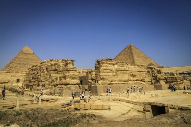 Kahire, Mısır - 05.03.2024: Giza Necropolis, Büyük Piramitler, Büyük Sfenks ve diğer tanınmış harabelerin yer aldığı ünlü arkeolojik alan.