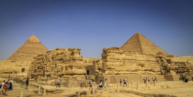 Kahire, Mısır - 05.03.2024: Giza Necropolis, Büyük Piramitler, Büyük Sfenks ve diğer tanınmış harabelerin yer aldığı ünlü arkeolojik alan.