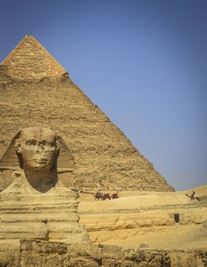 Kahire, Mısır - 05.03.2024: Giza Necropolis, Büyük Piramitler, Büyük Sfenks ve diğer tanınmış harabelerin yer aldığı ünlü arkeolojik alan.