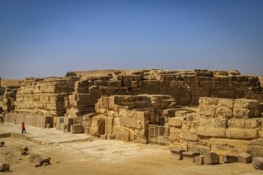 Kahire, Mısır - 05.03.2024: Giza Necropolis, Büyük Piramitler, Büyük Sfenks ve diğer tanınmış harabelerin yer aldığı ünlü arkeolojik alan.