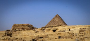 Kahire, Mısır - 05.03.2024: Giza Necropolis, Büyük Piramitler, Büyük Sfenks ve diğer tanınmış harabelerin yer aldığı ünlü arkeolojik alan.