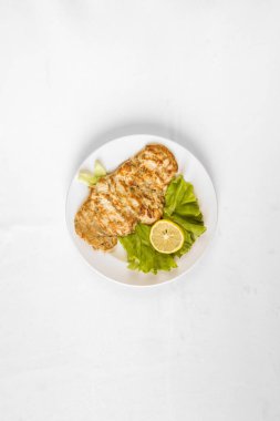 Yeni hazırlanmış yemek / yemek bir restoranda servis edilecek.