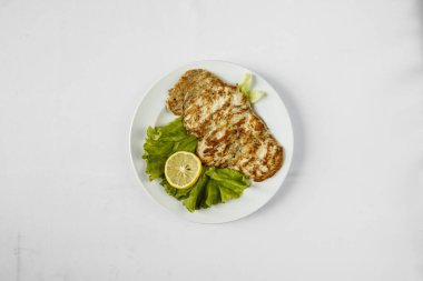 Yeni hazırlanmış yemek / yemek bir restoranda servis edilecek.