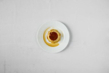 Yeni hazırlanmış yemek / yemek bir restoranda servis edilecek.