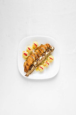 Yeni hazırlanmış yemek / yemek bir restoranda servis edilecek.