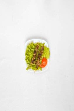 Yeni hazırlanmış yemek / yemek bir restoranda servis edilecek.