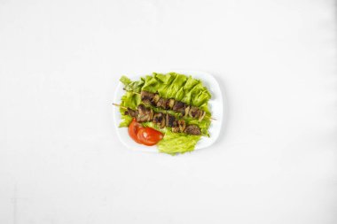 Yeni hazırlanmış yemek / yemek bir restoranda servis edilecek.