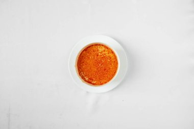 Yeni hazırlanmış yemek / yemek bir restoranda servis edilecek.