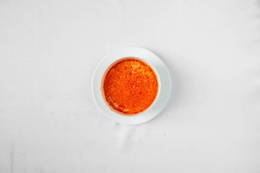 Yeni hazırlanmış yemek / yemek bir restoranda servis edilecek.