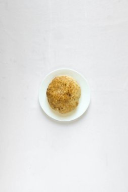 Yeni hazırlanmış yemek / yemek bir restoranda servis edilecek.