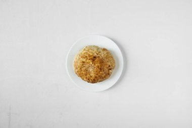 Yeni hazırlanmış yemek / yemek bir restoranda servis edilecek.