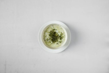 Yeni hazırlanmış yemek / yemek bir restoranda servis edilecek.