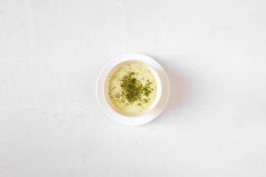 Yeni hazırlanmış yemek / yemek bir restoranda servis edilecek.