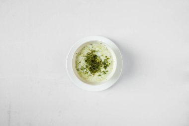 Yeni hazırlanmış yemek / yemek bir restoranda servis edilecek.