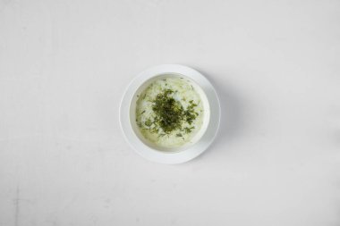 Yeni hazırlanmış yemek / yemek bir restoranda servis edilecek.
