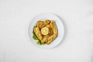 Yeni hazırlanmış yemek / yemek bir restoranda servis edilecek.