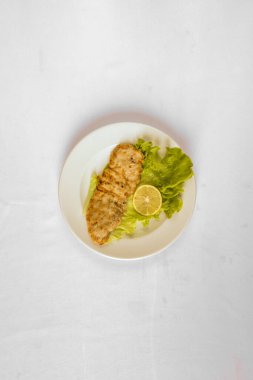 Yeni hazırlanmış yemek / yemek bir restoranda servis edilecek.