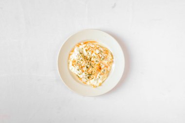 Yeni hazırlanmış yemek / yemek bir restoranda servis edilecek.