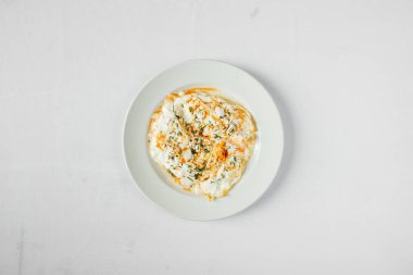 Yeni hazırlanmış yemek / yemek bir restoranda servis edilecek.