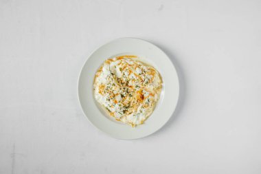 Yeni hazırlanmış yemek / yemek bir restoranda servis edilecek.