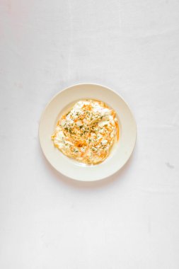 Yeni hazırlanmış yemek / yemek bir restoranda servis edilecek.