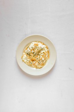 Yeni hazırlanmış yemek / yemek bir restoranda servis edilecek.