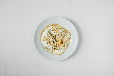 Yeni hazırlanmış yemek / yemek bir restoranda servis edilecek.