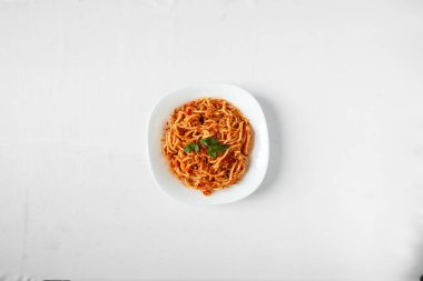 Yeni hazırlanmış yemek / yemek bir restoranda servis edilecek.