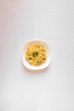 Yeni hazırlanmış yemek / yemek bir restoranda servis edilecek.