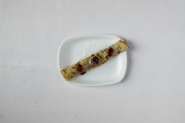 Yeni hazırlanmış yemek / yemek bir restoranda servis edilecek.