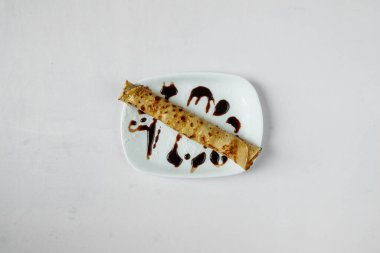 Yeni hazırlanmış yemek / yemek bir restoranda servis edilecek.