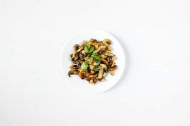 Yeni hazırlanmış yemek / yemek bir restoranda servis edilecek.