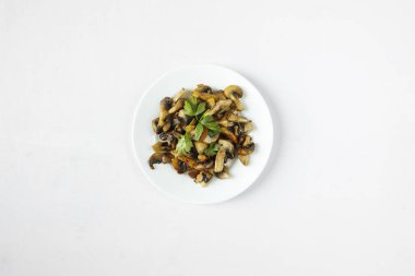 Yeni hazırlanmış yemek / yemek bir restoranda servis edilecek.