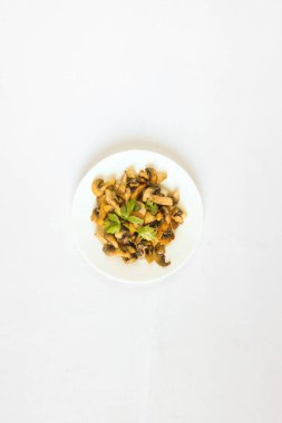 Yeni hazırlanmış yemek / yemek bir restoranda servis edilecek.