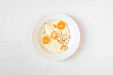 Yeni hazırlanmış yemek / yemek bir restoranda servis edilecek.