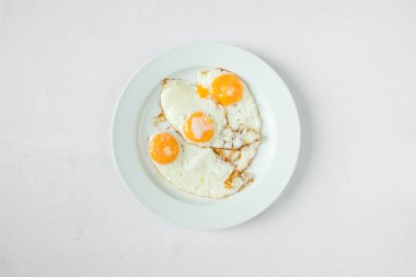 Yeni hazırlanmış yemek / yemek bir restoranda servis edilecek.