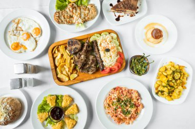 Yeni hazırlanmış yemek / yemek bir restoranda servis edilecek.