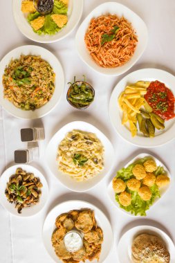 Yeni hazırlanmış yemek / yemek bir restoranda servis edilecek.