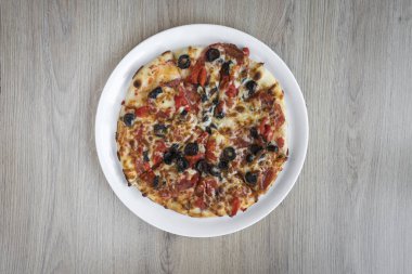 Yeni hazırlanmış yemek / yemek bir restoranda servis edilecek.