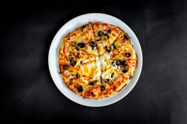 Yeni hazırlanmış yemek / yemek bir restoranda servis edilecek.