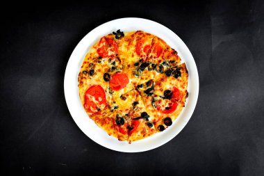 Yeni hazırlanmış yemek / yemek bir restoranda servis edilecek.