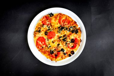 Yeni hazırlanmış yemek / yemek bir restoranda servis edilecek.