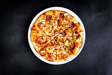 Yeni hazırlanmış yemek / yemek bir restoranda servis edilecek.