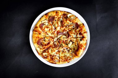 Yeni hazırlanmış yemek / yemek bir restoranda servis edilecek.