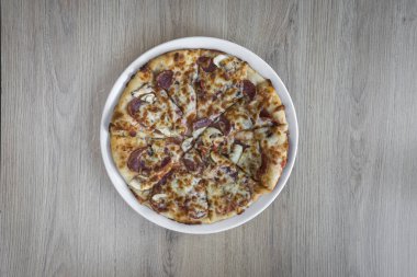 Yeni hazırlanmış yemek / yemek bir restoranda servis edilecek.