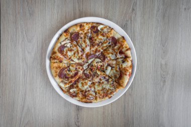 Yeni hazırlanmış yemek / yemek bir restoranda servis edilecek.