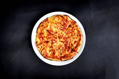 Yeni hazırlanmış yemek / yemek bir restoranda servis edilecek.