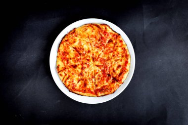 Yeni hazırlanmış yemek / yemek bir restoranda servis edilecek.