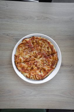 Yeni hazırlanmış yemek / yemek bir restoranda servis edilecek.